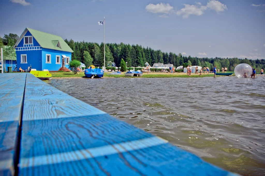 Фото Пляж на озере Торбеевское (На территории парк-отеля "Торбеево озеро") - развлечение в Москве | Досугатор